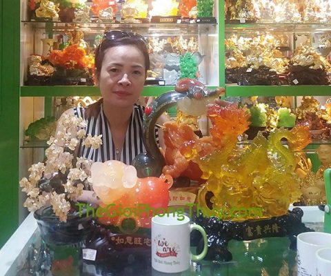 Chị Tuyết - Khách hàng mua Rồng lưu ly trên hồ lô FG087A, Thiềm thừ như ý FE064, Cây tài lộc thạch anh vàng FKC076 và Heo Đỏ Mã Não FH389G