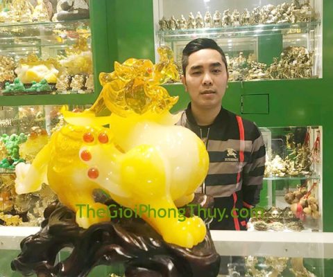Anh Tiến-Khách hàng mua Tỳ hưu ngọc lưu ly vàng khủng đế gỗ - Chiêu tài bích tà FC037A.