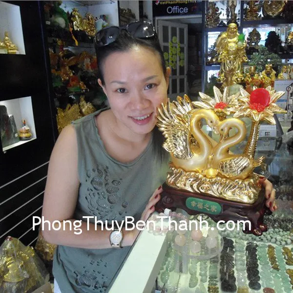 Chị Thủy - khách hàng mua tượng thiên nga vàng A169