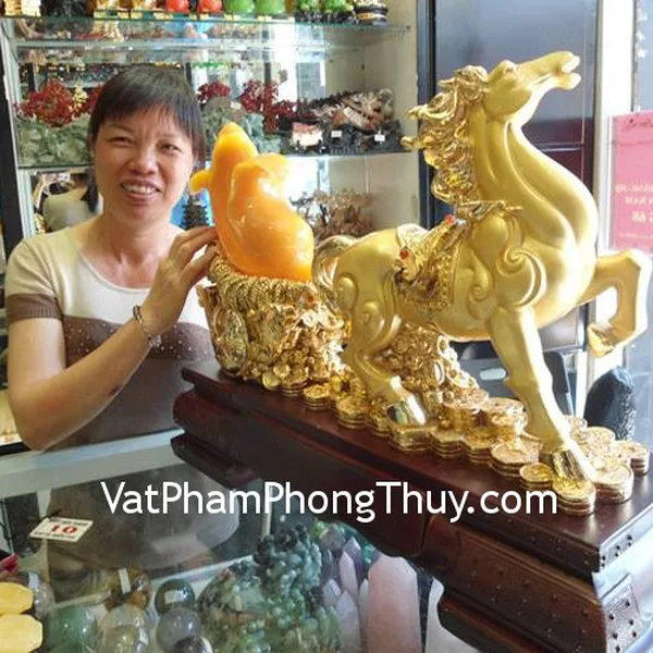 Chị Nguyệt - khách hàng mua ngựa vàng kéo bắp ngô A027