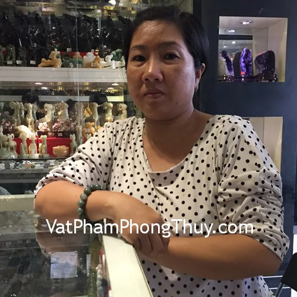 Chị Quí - khách hàng mua chuỗi ngọc xanh phỉ thúy đậm S5112