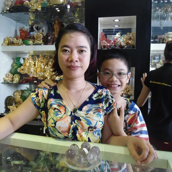Chị Phương Lan -  khách hàng mua đĩa thất tinh thạch anh tím, mặt đeo cổ đá khổng tước