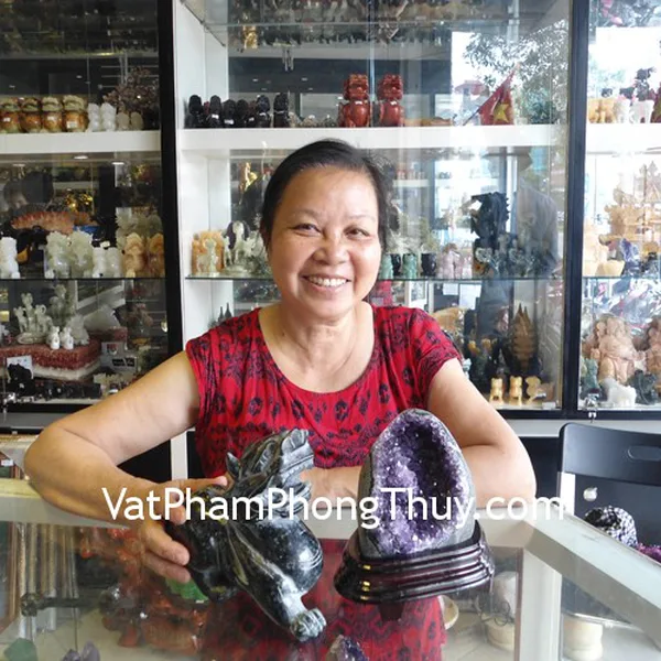 Cô Liễu - khách hàng mua tỳ hưu Độc ngọc Hồ Nam và bông thạch anh tím