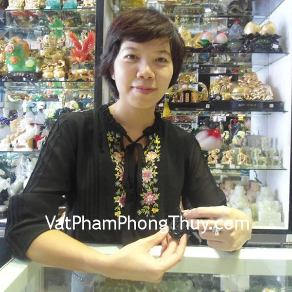 Chị Yến - khách hàng mua mặt tam hợp Thân-Tý-Thìn hắc ngà S2023