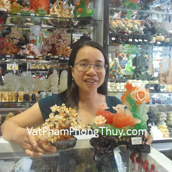 Chị Nga - khách hàng mua thiềm thừ sanh tài E081 và tượng tam mã H310G