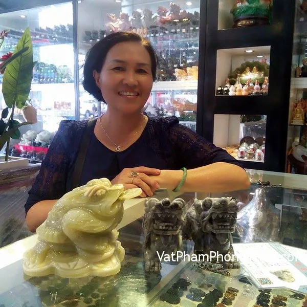 Cô Vân Anh - khách hàng mua Tỳ Hưu Phỉ Thúy THT14 và Thiềm Thừ Cẩm Thạch CTT-M
