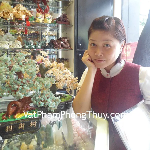 Chị Nhung - khách hàng mua cây tài lộc thạch anh vàng CA228 và cây tài lộc ngọc Đông Linh HCA267