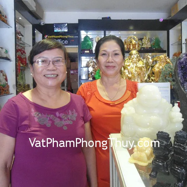 Cô Loan, cô Hòa - khách hàng mua cặp tỳ hưu thạch anh đen, cóc hoàng long, kim nguyên bảo, trang sức phong thủy và bộ tam đa.