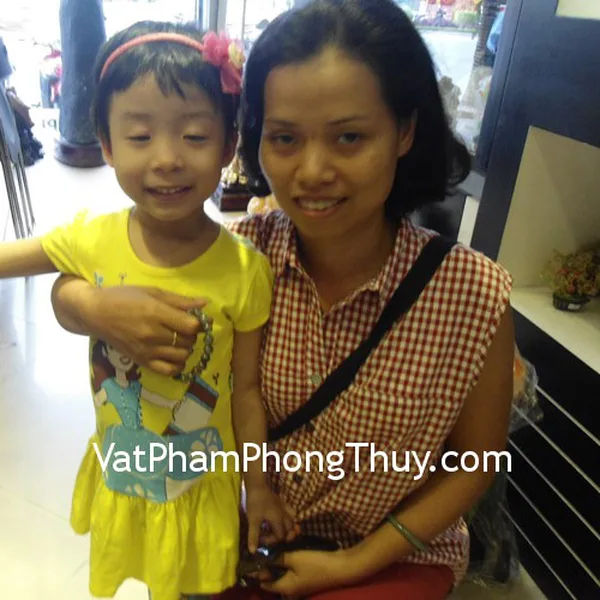 Chị Cúc - khách hàng mua vòng tay thạch anh ưu linh