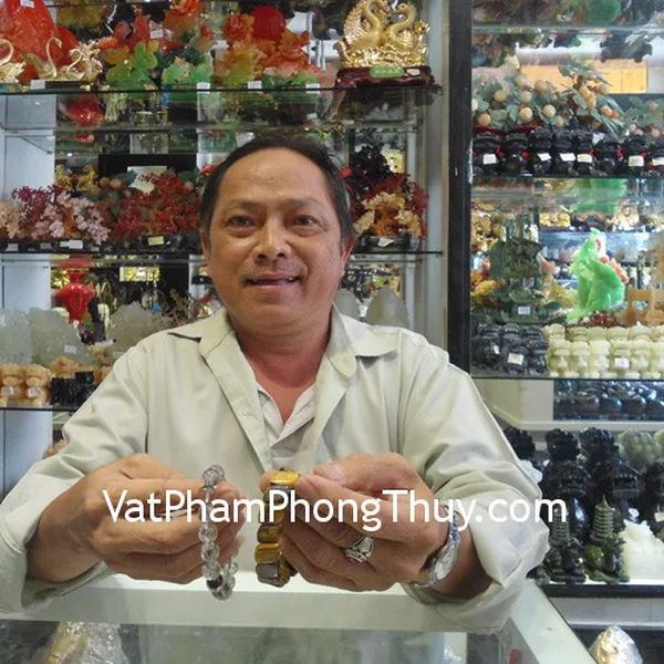 Chú Vinh - khách hàng mua chuỗi thạch anh ưu linh S1118 và vòng tay đá mắt mèo S997