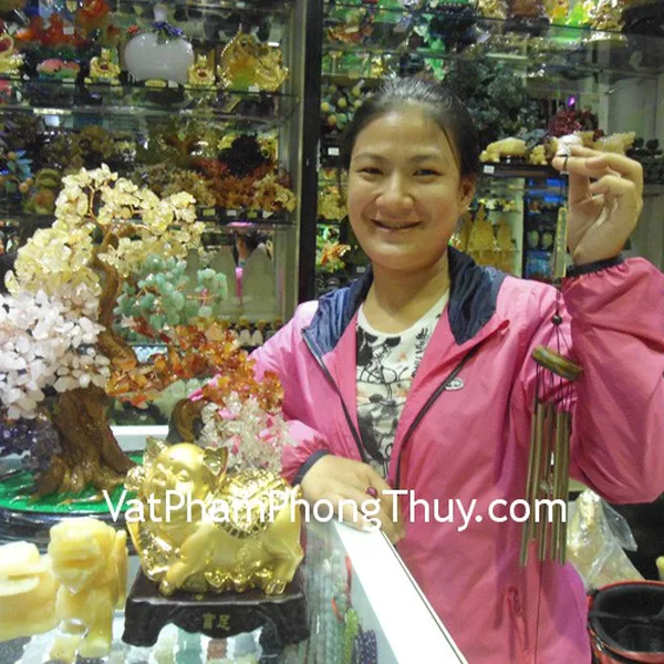 Chị Linh Anh - khách hàng mua cóc đá vàng HM027, tỳ hưu Hoàng Long HM016, heo nhân sâm H387G, chuông gió C1230 và cây tài lộc đá quý HCA257