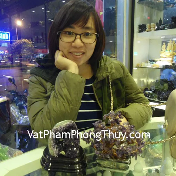 Chị  Lệ - khách hàng mua cây tài lộc thạch anh tím HCA262 và bông thạch anh tím H089-2575