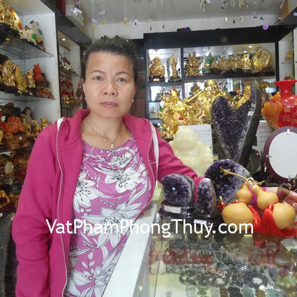 Chị Ngoan - khách hàng mua bông thạch anh tím H089-8316 và hồ lô tự nhiên CC2018
