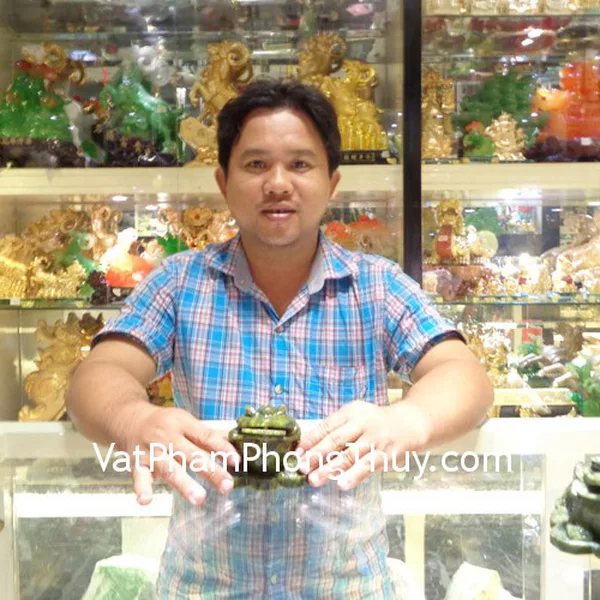 Vợ chồng chị Diệp - khách hàng mua Thiềm thừ Lam Ngọc HM030, Tỳ hưu thạch anh đen HM011, Bát quái bọc nhôm vàng lồi K1202, Tiền xu cổ càn long CC2010, Xâu tiền thắt hoa mai 10 xu CC1129