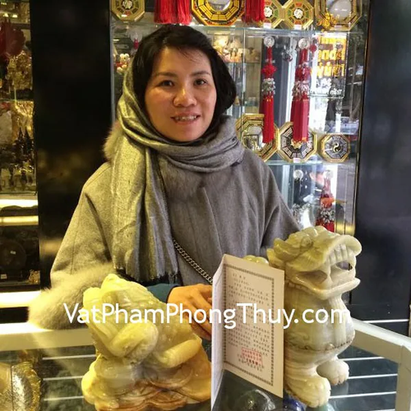 Chị Nga- khách hàng mua tỳ hưu Bắc Kinh xanh khủng BKX-L và thiềm thừ đá cẩm thạch Tây Tạng CTT-L