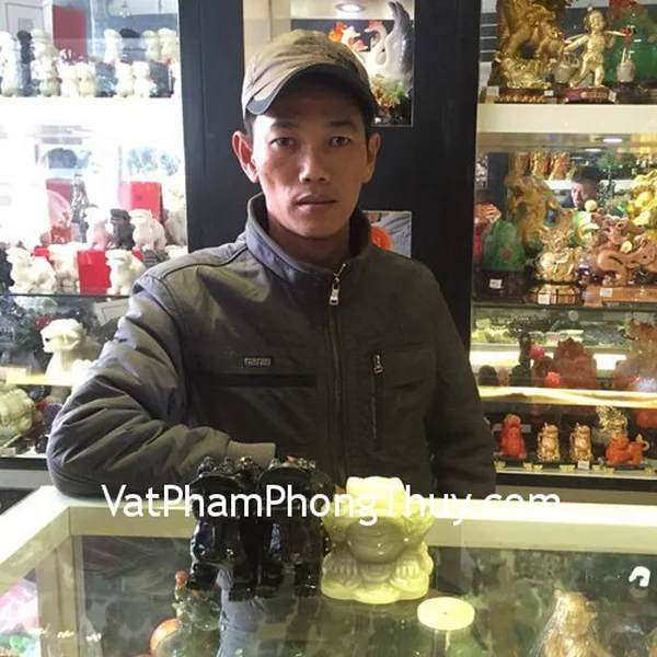 Anh Chuyền - khách hàng  mua tỳ hưu Bắc Kinh đen, thiềm thừ Tây Tạng trung