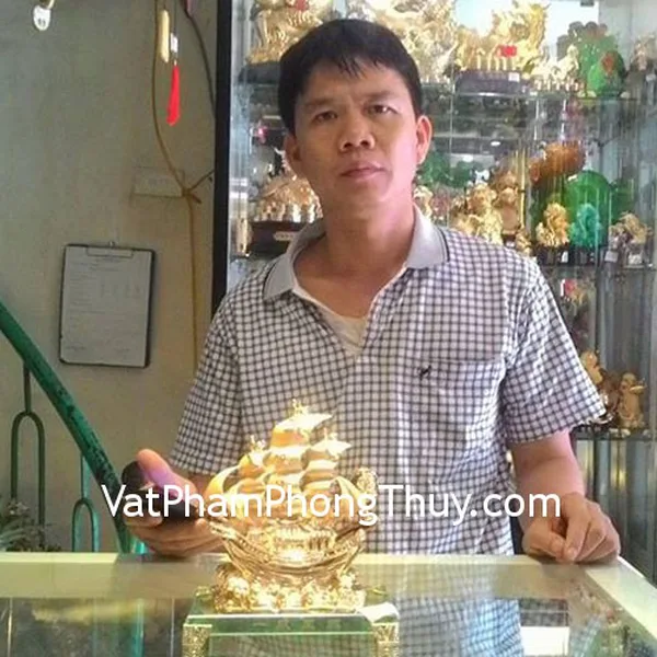 Chú Tuấn- khách hàng mua thuyền buồm vàng nhỏ K166M