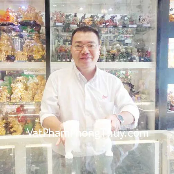 Anh Hóa - khách hàng mua Tỳ hưu Bạch ngọc cõng con lớn