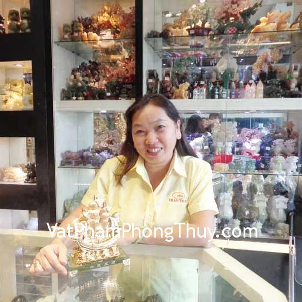 Chị Nga - khách hàng mua Thuyền buồm vàng trên đế thủy tinh K166M