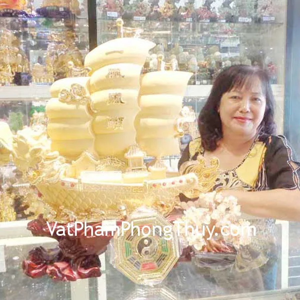 Cô Thủy - khách hàng mua Thuyền rồng vàng sa kim lớn K095M, Cây tài lộc thạch anh vàng mini KC047, Bát quái âm dương bọc nhôm vàng nhỏ K1218