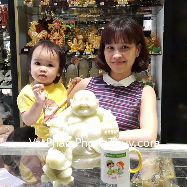 Chị Thắm - khách hàng mua tượng Phật Di Lặc cẩm thạch PDL-CTN và tượng khỉ cẩm thạch K666M