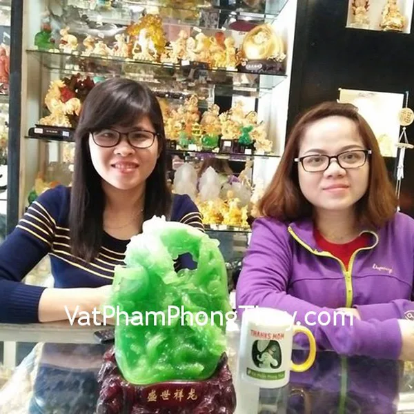 Chị Anh Thư - khách hàng mua tượng song long xanh H329G
