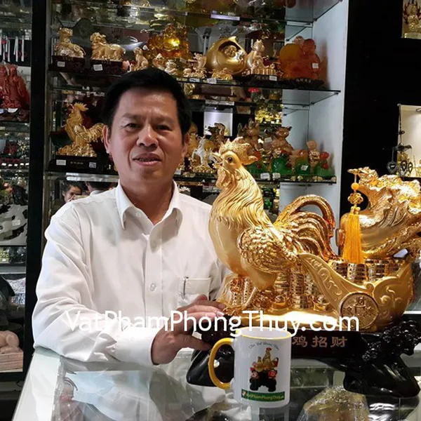 Chú Bảy - khách hàng mua tượng gà vàng kéo xe tiền G044A
