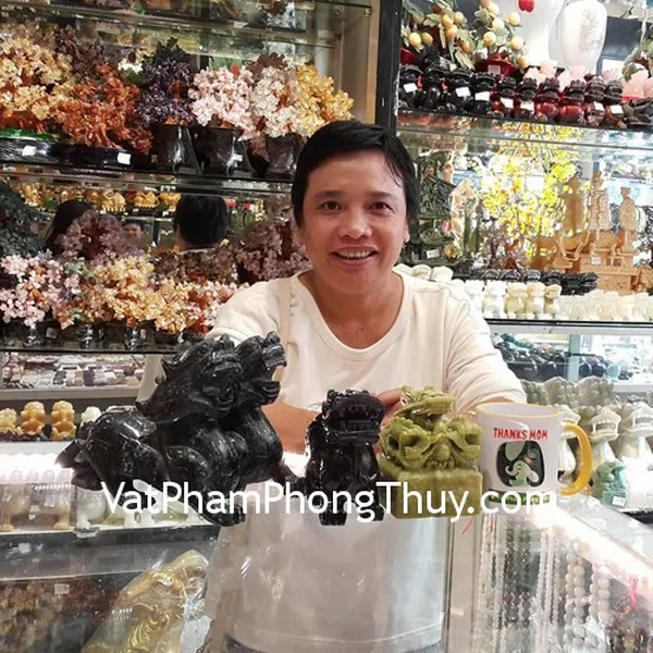Chị Dung - khách hàng mua cặp tỳ hưu độc ngọc THDN-L, ấn rồng lam ngọc H037, tỳ hưu bắc kinh đen BKD-M và trắng BKT-M cùng chuỗi trang sức thạch anh tím S6215-895