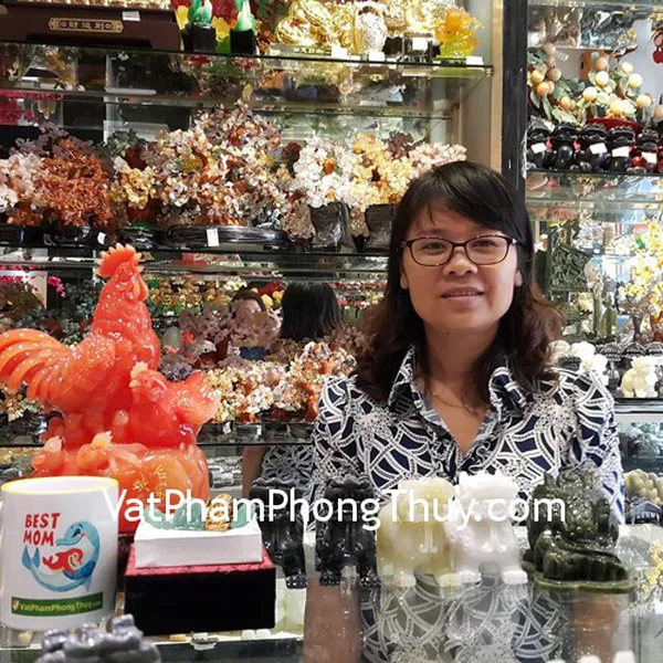 Chị Hạnh - khách hàng mua cặp Tỳ Hưu bắc kinh đen chuẩn BKD-S, xanh chuẩn BKX-S, gia đình gà đỏ G021A, xu hoa mai năm cánh CC1139, phật bản mệnh đông linh tuổi Thìn S6338-4 và tuổi Tuất S6338-8