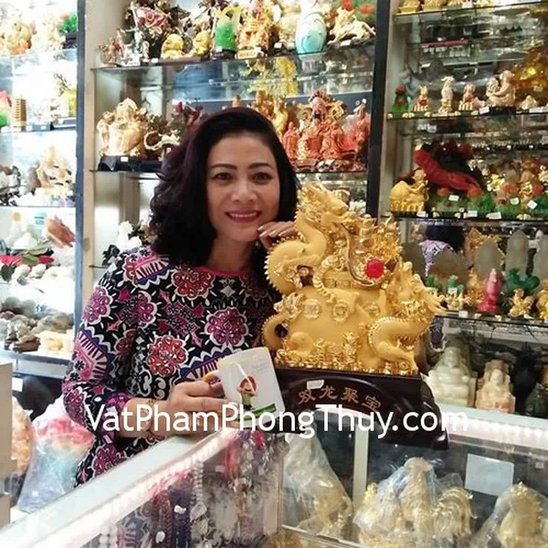 Cô Hoa - khách hàng mua tượng tỳ hưu tài lộc xanh K115M và tượng long phụng vàng sa kim K151M