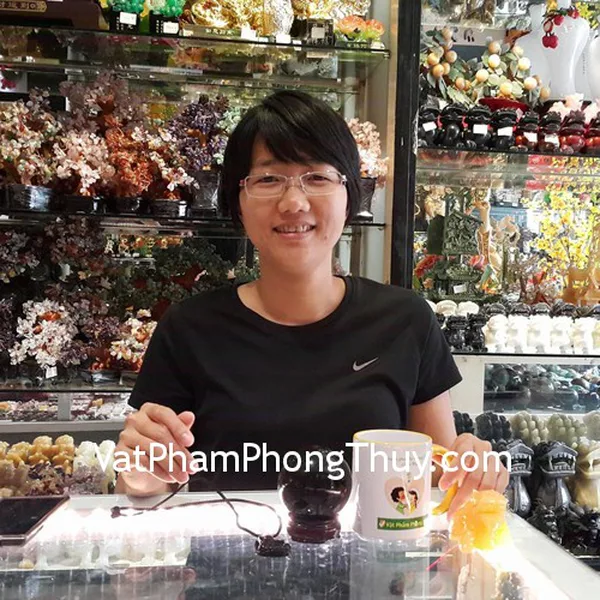 Chị Ngọc Yên - khách hàng mua quả cầu đá hắc ngà HM153-S3-2547, tượng long quy đá Hoàng Long HM037, mặt phật bản mệnh tuổi Dậu S6340-8