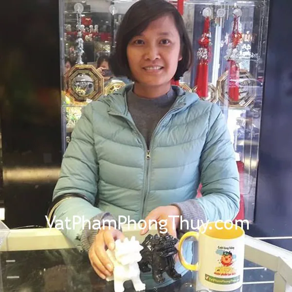 Chị Huệ- khách hàng mua tỳ hưu Bắc Kinh đen chuẩn BKD-S và tỳ hưu Bắc Kinh trắng chuẩn BKT-S