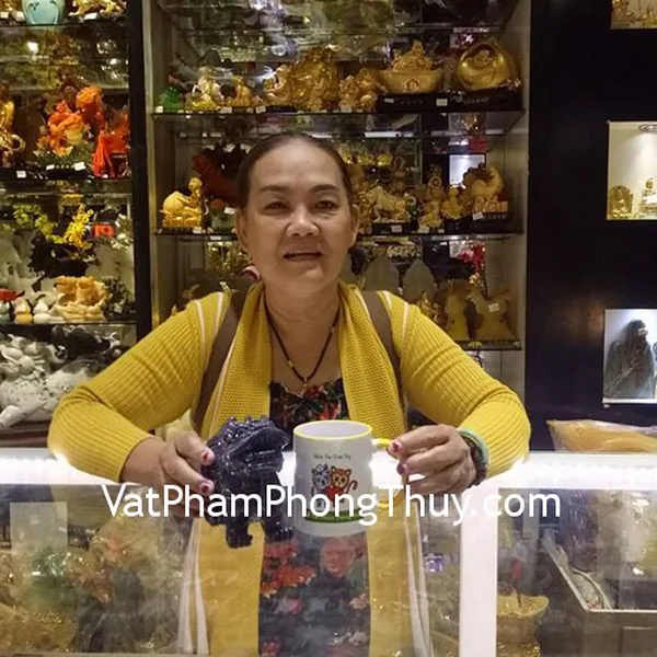 Cô Bảy - khách hàng mua tỳ hưu bắc kinh đen trung BKD-M