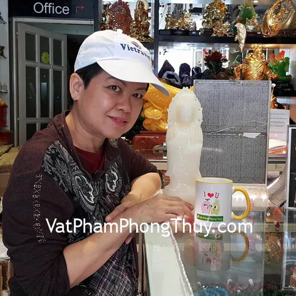 Cô Hải - khách hàng mua tượng phật quan âm đứng bạch ngọc M158