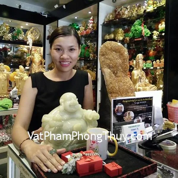 Chị Hương - khách hàng mua ngọc bội đàn ve ngọc phỉ thúy S6141 và nhẫn trơn S6323