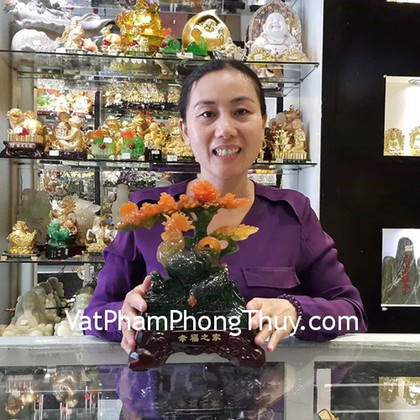 Chị Ly - khách hàng mua tượng gia đình gà xanh bên cây tài lộc G023A