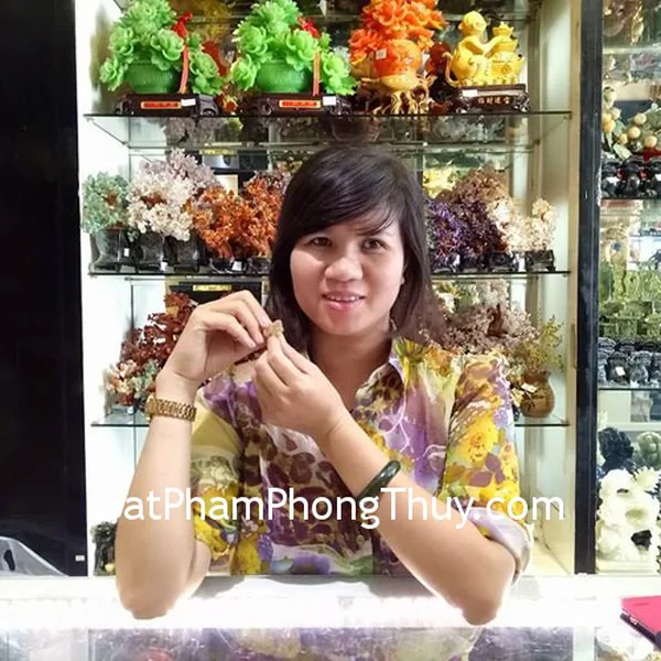 Chị Lan - khách hàng mua mặt tỳ hưu thạch anh vàng S764 và mặt phật di lạc phỉ thúy S6316