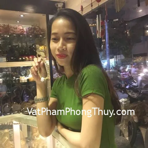 Chị Hóa - khách hàng mua chuỗi đá thạch anh tóc vàng A+ Uruquay S6226-S3-1951