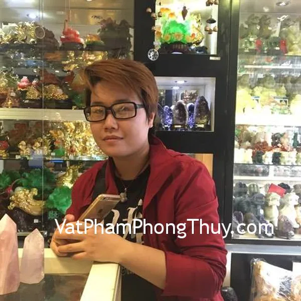Chị Trâm - khách hàng mua trụ đá thạch anh tím H053-1779, và trụ đá thạch anh hồng HM056-1-1804