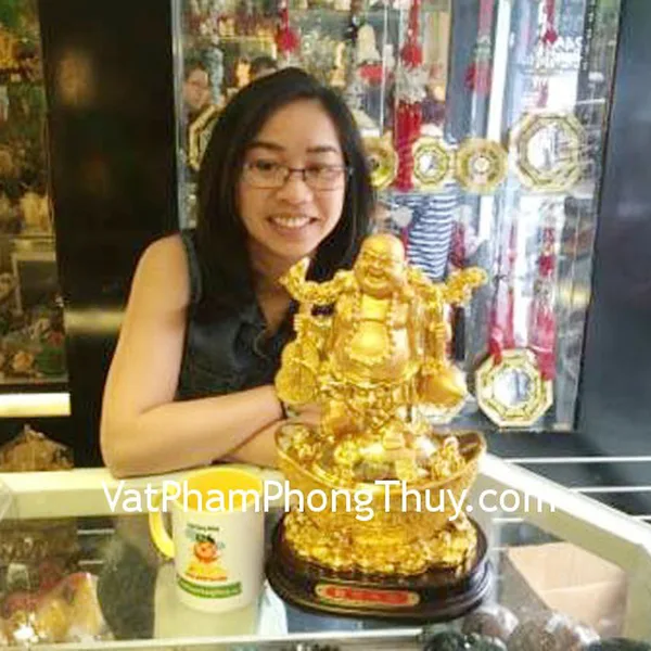 Chị Nhung- khách hàng mua phật di lặc gánh như ý trên nguyên bảo lớn G148A