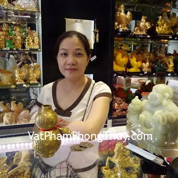 Chị Oanh - khách hàng mua hồ lô khảm bát quái D243, xu mai hoa CC1139 và xâu tiền năm đế vương CC1136