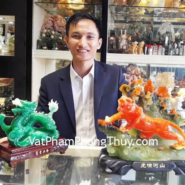 Anh Tiên - khách hàng mua Rồng xanh tài phú như ý K163M, Hổ đỏ trên núi xanh H352G