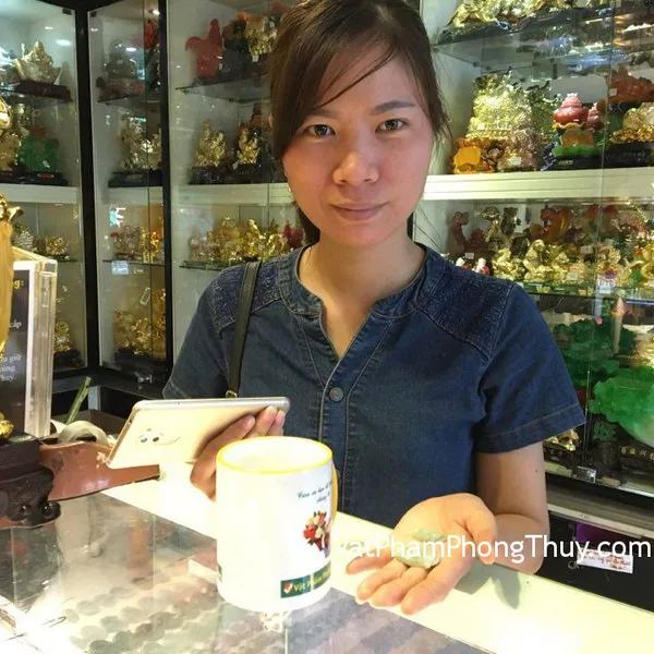 Chị Loan - khách hàng mua mặt ve ngọc phỉ thúy S6325, và xâu tiền 8 xu CC1134