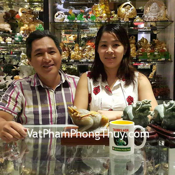 Anh Hùng và Chị Linh - khách hàng mua cặp tỳ hưu ngọc phỉ thúy NS103 và thiềm thừ hoàng long tam thể TT-HL-15405
