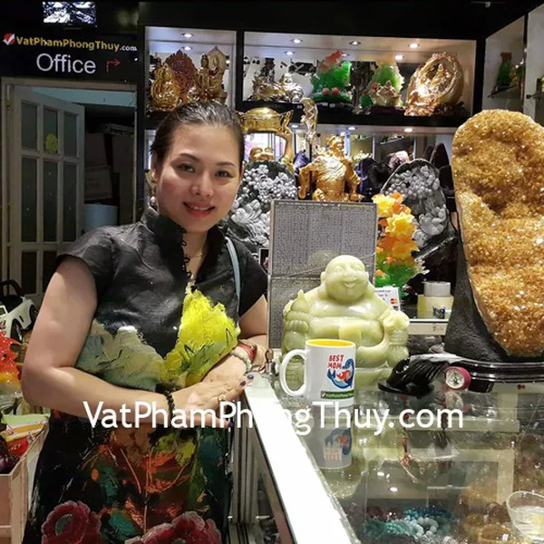 Chị Lương - khách hàng mua mặt tỳ hưu phỉ thúy S5151-4117 và bộ chuỗi phỉ thúy xanh nhạt S6409, S6261