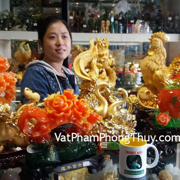 Chị Ngọc - khách hàng mua Cặp tỳ hưu tài lộc cõng cãi – hồ lô K108M, Mẫu đơn ngọc đỏ như ý trên núi xanh G118A, Mẫu đơn cam khắc tỳ hưu G123A, Cặp thiên nga vàng H491G, Mẫu đơn đỏ bên đào tiên H218G, Long phụng vàng sa kim K151M, Gà vàng sa kim trên như ý K173M