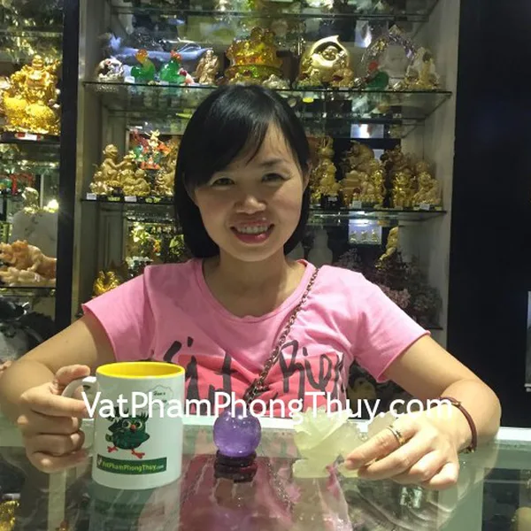 Chị Nhung-khách hàng mua bộ 12 con giáp thanh ngọc M113, quả cầu thạch anh tím GM142-S3-1436