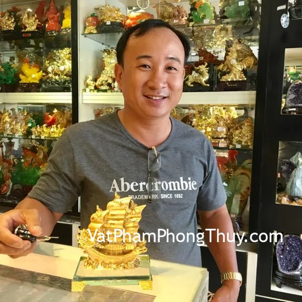 Anh Hải - khách hàng mua thuyền buồm vàng trên đế thủy tinh nhỏ K167M