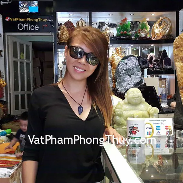 Chị Nina - khách hàng mua mặt ve phỉ thúy xanh S6497, chiếc lá thanh kim S6031 và mề đay như ý Myanmar S862