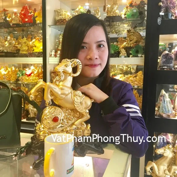 Chị Quyên - khách hàng mua tượng dê trên như ý vàng H036G